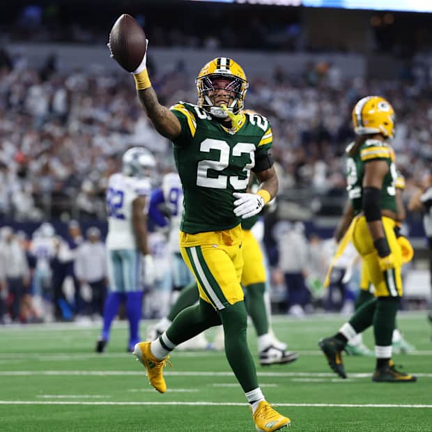 VIDEO: Cowboys Fans Pelt Referees and Players After Controversial Call - Business Insider