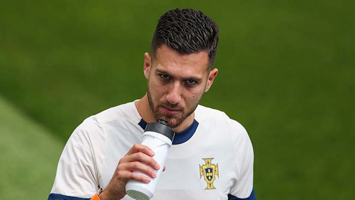 Diogo Dalot returns to Manchester due to injury