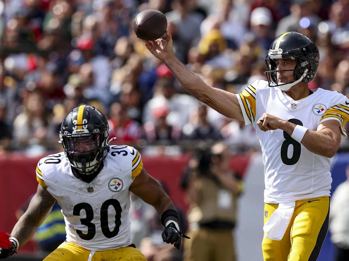 Pittsburgh Steelers quarterback Aaron Rodgers (8) makes a pass during the first quarter at Gillette Stadium.