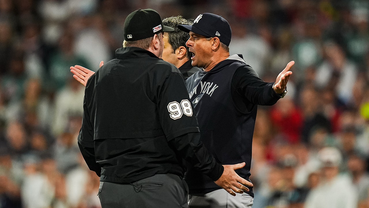 Yankees' Aaron Boone throws gum in rage over controversial foul ball call | Fox News