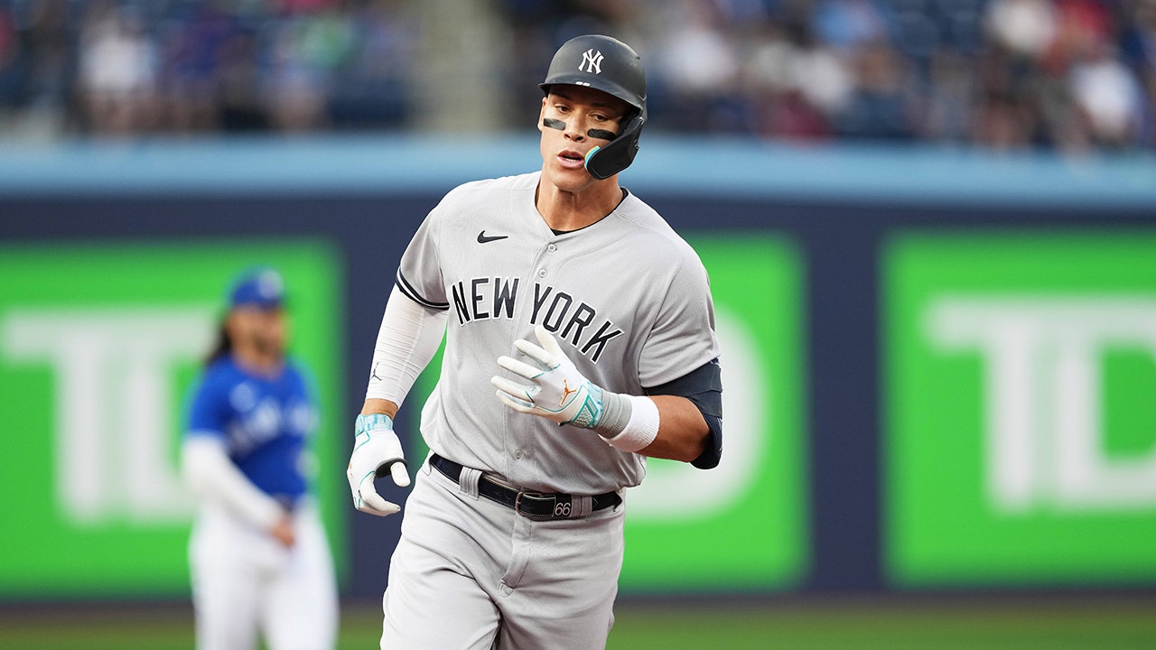 Aaron Judge wasn't pleased with Aaron Boone's comments about a timeline for his return to the outfield. 👀