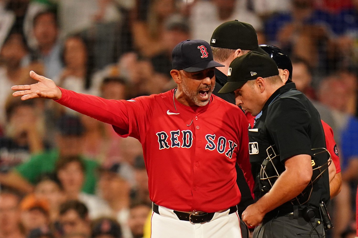 Squirrel interrupts Yankees-Red Sox game in bizarre moment - Yahoo Sports