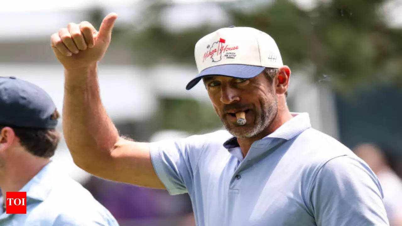 Aaron Rodgers has very different approach to the tush push than Jalen Hurts - Yahoo Sports